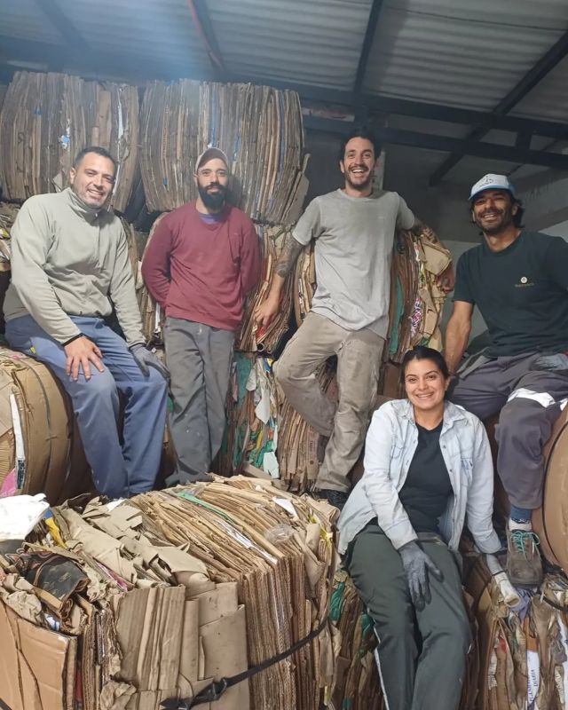 Cooperativa de Reciclake Tukuy Tanti 2 La Cooperativa Recicladora Tukuy cargando 60 fardos de cartón, unas 7 toneladas de materiales recuperados que no terminan en un basural, sino que vuelven al circuito productivo.